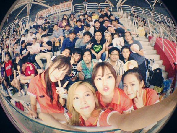 KARAのギュリが、アイドル陸上大会で撮ったファンたちとの団体ショットを公開した。