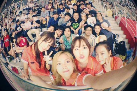 KARAのギュリが、アイドル陸上大会で撮ったファンたちとの団体ショットを公開した。