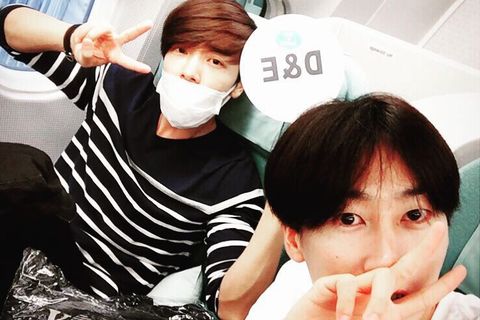 SUPER JUNIORドンヘとウニョクが、タイに向かう飛行機の中で撮ったツーショットを公開した。