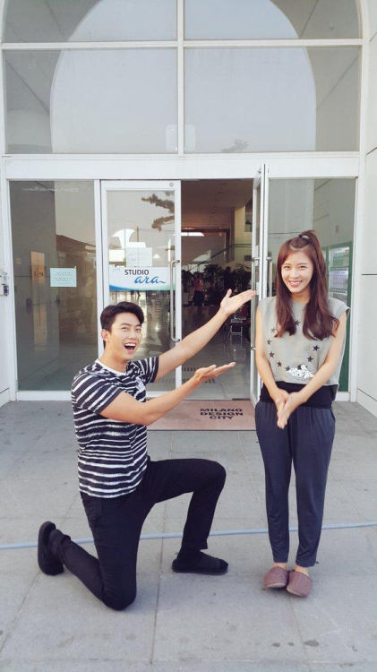 2PMのテギョンが、自身のツイッターで女優ハ・ジウォンとのツーショットを公開し、ファンの間で話題となっている。