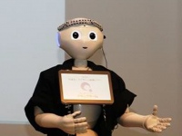 アキュラホームのさいたま新都心展示場内のモデルルームで、接客スタッフとして正式採用される人型ロボット・ペッパー。人工知能の進歩により、ロボットの社会進出が加速度を増してきた。