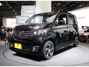 一昨年デビューした「ホンダN-WGN」は、自動車の安全性能を試験評価する平成25年度自動車アセスメント(JNCAP)において最高評価「新・安全性能総合評価ファイブスター賞」を軽自動車として初めて受賞。衝突安全と引き替えに車重はN-WGNカスタム・ターボ(FF車)で850kgに達する 一昨年デビューした「ホンダN-WGN」は、自動車の安全性能を試験評価する平成25年度自動車アセスメント(JNCAP)において最高評価「新・安全性能総合評価ファイブスター賞」を軽自動車として初めて受賞。衝突安全と引き替えに車重はN-WGNカスタム・ターボ(FF車)で850kgに達する