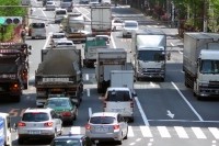 時代によって、自動車の「カーナビ」事情も変わりつつあるようだ。若い世代では「内蔵型のカーナビ」を使う人が減り、スマホで代用する人が3人に1人――こんな調査結果が、三井ダイレクト損害保険の「スマホとドライブに関するアンケート調査」(2015年8月10日公表)で明らかになった。