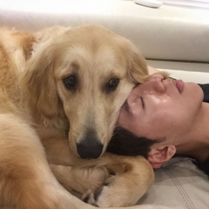 CNBLUEのイ・ジョンシンが、自身のSNSで愛犬シンバとのちょっと変わったショットを公開した。 CNBLUEのイ・ジョンシンが、自身のSNSで愛犬シンバとのちょっと変わったショットを公開した。