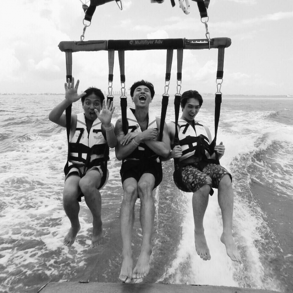 CNBLUEのイ・ジョンヒョンが、メキシコでパラセーリングを楽しむ様子を公開した。