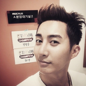 国内カムバック後初の音楽番組でステージを披露したキム・ヒョンジュン(SS501マンネ)が、応援に駆けつけたファンたちへSNSを通じて感謝のメッセージを伝えた。 国内カムバック後初の音楽番組でステージを披露したキム・ヒョンジュン(SS501マンネ)が、応援に駆けつけたファンたちへSNSを通じて感謝のメッセージを伝えた。