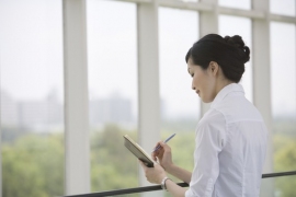 今後、日本経済が安定的に成長するためには、女性の社会進出が欠かせない要素であると言われている。 今後、日本経済が安定的に成長するためには、女性の社会進出が欠かせない要素であると言われている。