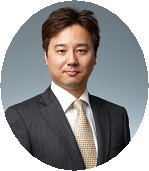 Ｊトラスト＜８５０８＞（東２）は当期初の５月、２０１８年３月期を終年とする同社グループ初の中期経営計画（中計）を発表し、今後同社収益は、海外中心の収益構造へ転換することを明示した。