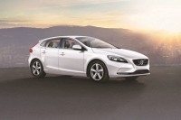 ボルボが開発する新世代パワートレーン戦略「ボルボDrive-E」に基づいて開発した1.5リッターターボを搭載した新グレード「V40 T3」、先進安全装備・運転支援機能を標準装備しながら車両価格は324.0万円に抑えた