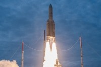アリアン5ロケット、通信衛星「ユーテルサット8ウェストB」と「インテルサット34」の打ち上げに成功（Image Credit: ESA/CNES/Arianespace）