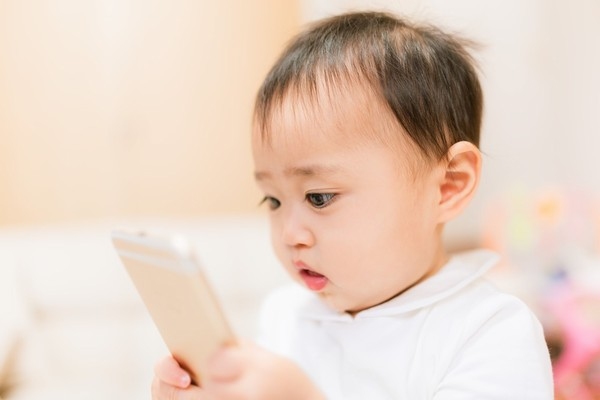 子どもの「スマホ依存」が問題となる一方、防犯意識の高まりから「携帯電話をもたせたい」という親も多い。
