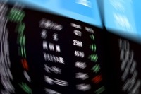 ギリシャの債務問題、上海市場の暴落、人民元の切り下げに世界が揺れても、「漂えど沈まず」だった東京市場。だが〃神話〃はズタズタに引き裂かれた。