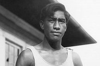 実際のデューク・カハナモク氏（Wikipediaより）