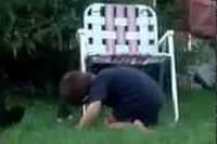 男の子がお庭で仔猫を捕まえては敷物の上に乗せてあげるのですが。