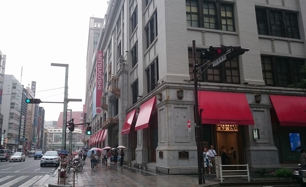 訪日中国人客の日本での買物行動に関する調査で伊勢丹、三越、マツモトキヨシ、ドン・キホーテ、空港の免税店が行きたい店舗の上位に挙がった。写真は、三越本店。