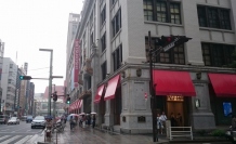 訪日中国人客の日本での買物行動に関する調査で伊勢丹、三越、マツモトキヨシ、ドン・キホーテ、空港の免税店が行きたい店舗の上位に挙がった。写真は、三越本店。