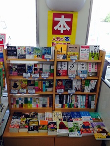 書籍専用商品棚の設置イメージ（幅60cm、高120cmの棚を2本設置）（ローソンの資料より）