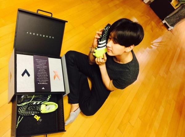 SUPER JUNIORのウニョクが、自身のSNSに新しいスニーカーとともに撮ったショットを公開した。