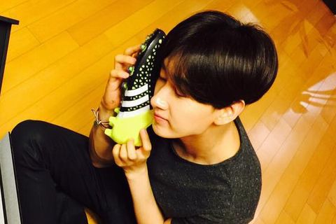 SUPER JUNIORのウニョクが、自身のSNSに新しいスニーカーとともに撮ったショットを公開した。