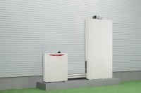 庭用ガスエンジン・コージェネレーションユニット「MCHP1.0K3」の設置例。停電時でも自立運転して発電給湯できる「エコウィルプラスのMCHP1.0R1」もラインアップする