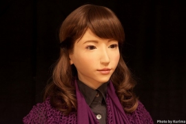 大阪大学の石黒浩教授、京都大学の河原達也教授らが開発した、人間に酷似したロボットのアンドロイド「ERICA(エリカ)」。(c) ERATO石黒共生ヒューマンロボットインタラクションプロジェクト