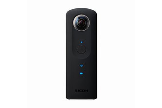 全天球イメージをワンショットで撮影できる画像インプットデバイス「RICOH THETA S」（LED点灯時）（写真：リコー発表資料より）