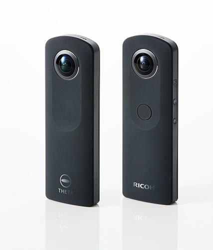 全天球イメージをワンショットで撮影できる画像インプットデバイス「RICOH THETA S」（LED点灯時）（写真：リコー発表資料より）