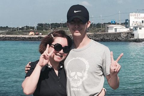 キム･ヒョンジュン(SS501マンネ)が、自身のSNSで母親との仲睦まじいツーショットを公開した。