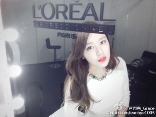 女優ユン・ウネが中国東方衛星TVのファッションデザインサバイバル番組「女神のファッション(女神的新衣)」で公開した服が、韓国のデザイナーの服をコピーしたという疑惑が提起されたことに対し、所属事務所は盗作ではないと釈明した。