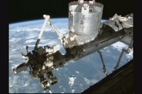 JAXAは、「きぼう」日本実験棟から超小型衛星放出することに関して国連宇宙部（UNOOSA）と連携協力する。写真は、宇宙放射線環境モニタリング実験時の「きぼう」。（JAXA/NASA）