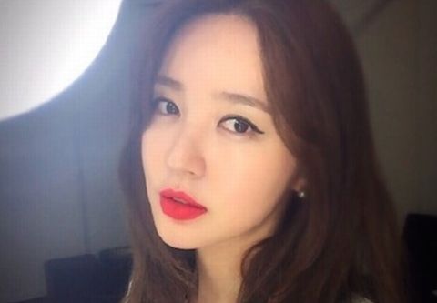 女優ユン・ウネが中国東方衛星TVのファッションデザインサバイバル番組「女神のファッション(女神的新衣)」で公開した服が、韓国のデザイナーの服をコピーしたという疑惑が提起されたことに対し、所属事務所は盗作ではないと釈明した。