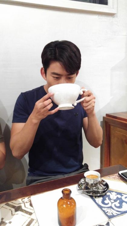 2PMのテギョンが、ドラマ撮影の合間にチョコレート専門店でチョコレートスイーツを楽しむ姿を公開した。