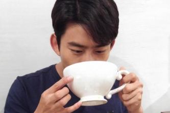 2PMのテギョンが、ドラマ撮影の合間にチョコレート専門店でチョコレートスイーツを楽しむ姿を公開した。