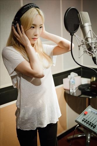 歌手イム・ジェボムが10日、少女時代テヨンとともに歌った自身のヒット曲「愛より深い傷」のリメイク曲をリリースする。