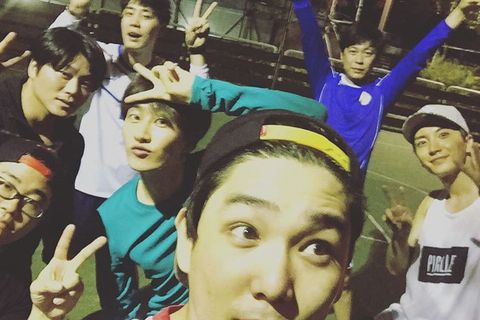 SUPER JUNIORのカンインが、メンバーやスタッフたちとフットサルを楽しむ姿を公開した。