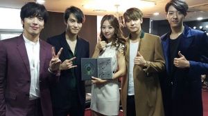 CNBLUEのイ・ジョンヒョンが、メンバー(ジョン・ヨンファ、カン・ミンヒョク、イ・ジョンシン)たちと韓国MBCの人気女性アナウンサー、ペ・ジヒョンとともに撮った記念ショットを公開した。 CNBLUEのイ・ジョンヒョンが、メンバー(ジョン・ヨンファ、カン・ミンヒョク、イ・ジョンシン)たちと韓国MBCの人気女性アナウンサー、ペ・ジヒョンとともに撮った記念ショットを公開した。