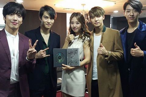 CNBLUEのイ・ジョンヒョンが、メンバー(ジョン・ヨンファ、カン・ミンヒョク、イ・ジョンシン)たちと韓国MBCの人気女性アナウンサー、ペ・ジヒョンとともに撮った記念ショットを公開した。