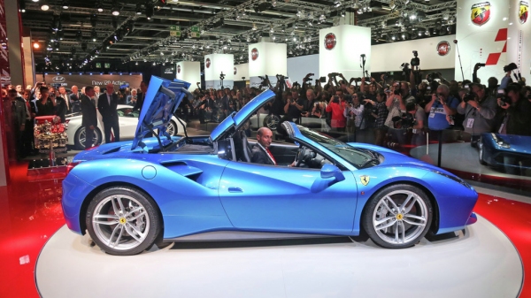 フェラーリがフランクフルト国際モーターショーで公開した「488 Spider」 （フェラーリの発表資料より）