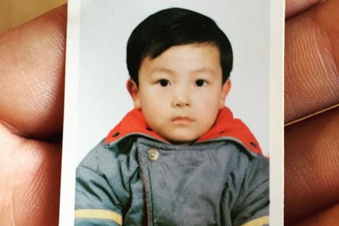 SUPER JUNIORのドンヘが、自身のSNSで子供時代のキュートな写真を公開した。