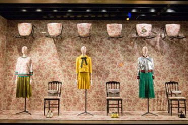 グッチ(GUCCI)の新ウィンドウディスプレイ - 重力に逆らう不思議な仕掛けに