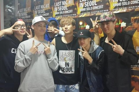 2PMのジュノが、自身のソロコンサートに駆けつけた後輩グループGOT7のメンバーたちとの記念ショットを公開した。写真：ジュノのツイッター