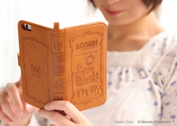 洋書風デザインが大人っぽい（Hamee発表資料より）