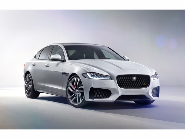 ジャガーXF、全長×全幅×全高4965×1880×1455mm、ホイールベース2960mmの大型ラグジュアリーサルーン。パワーユニットは2種のガソリンと1種のディーゼルをラインアップする