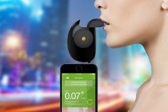 『FLOOME（フルーミィ）～アルコールチェッカー～』（株式会社INNOVA GLOBA発表資料より）