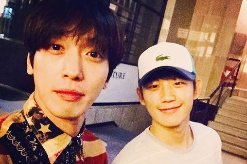 CNBULEのチョン・ヨンファが、ドラマ「三銃士」で共演した俳優チョン･ヘインとの微笑ましいツーショットを公開した。
