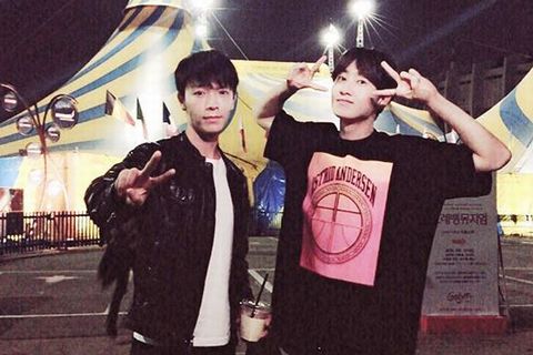 SUPER JUNIORドンヘとウニョクがシルク・ドゥ・ソレイユのショーを観に行き、その際に撮った記念ショットを公開した。