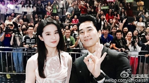 俳優ソン・スンホンと中国人女優リウ・イーフェイが中国の武漢で共に映画のプロモーションを行った。