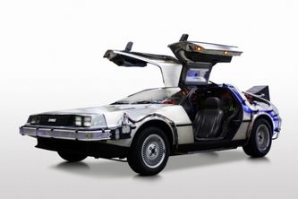 「デロリアン」（株式会社キョードーメディアス発表資料より）