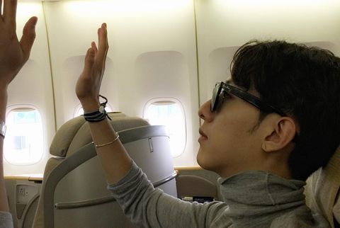 CNBLUEのイ・ジョンシンが飛行機の揺れを心配するあまり、神様にお祈りする姿が公開された。