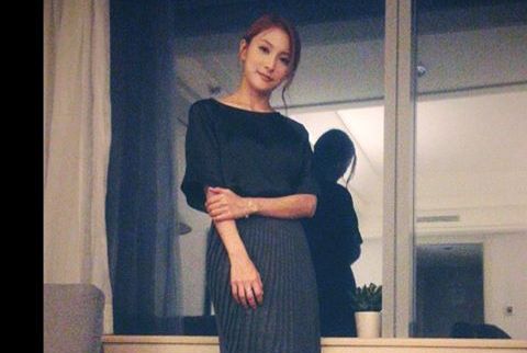 KARAのギュリが、SNSを通じてシックで大人の魅力漂うファッションを公開した。